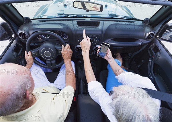 Senior couple in convertible car.
Photo : Daniel Grill