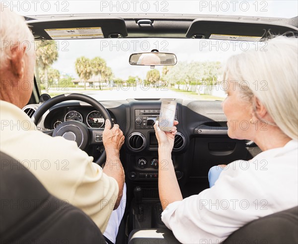 Senior couple in convertible car.
Photo : Daniel Grill