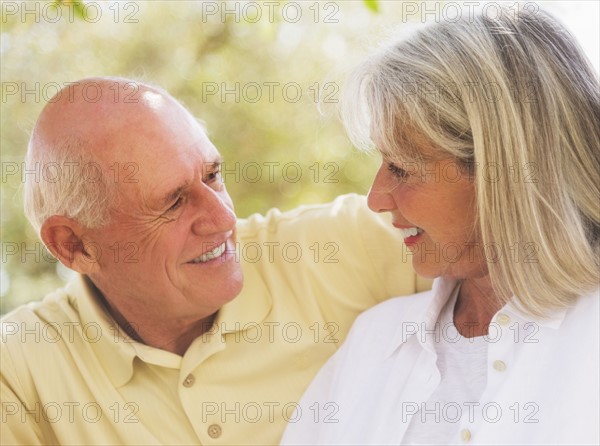 Senior couple smiling to each other.
Photo : Daniel Grill