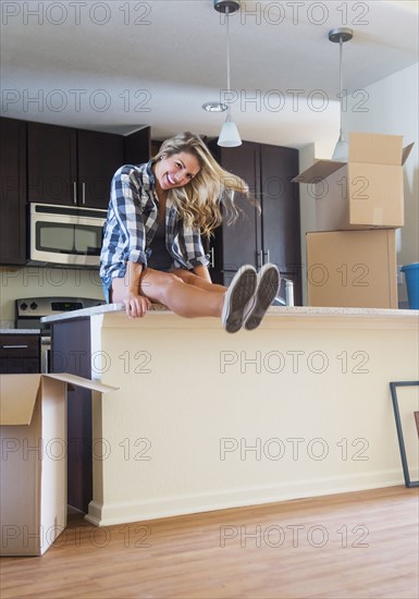 Young woman during moving into new house.
Photo : Daniel Grill