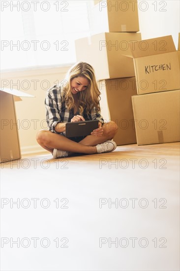 Young woman during moving into new house.
Photo : Daniel Grill