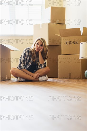 Young woman during moving into new house.
Photo : Daniel Grill