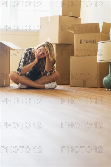 Young woman during moving into new house.
Photo : Daniel Grill