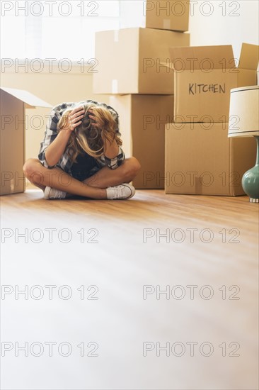 Young woman during moving into new house.
Photo : Daniel Grill