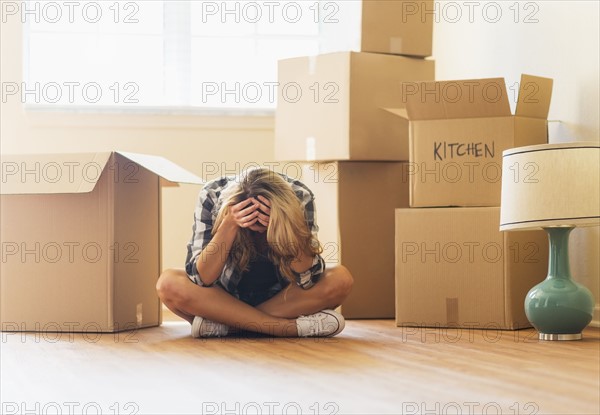 Young woman during moving into new house.
Photo : Daniel Grill