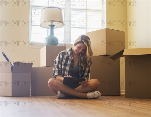 Young woman in her new house.
Photo : Daniel Grill