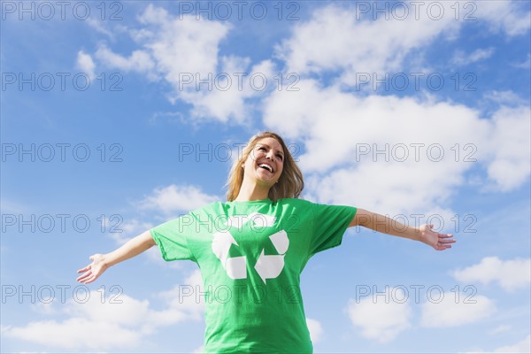 Front view of woman wearing green t-shirt.
Photo : Daniel Grill