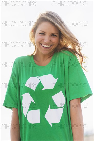 Front view of woman wearing green t-shirt.
Photo : Daniel Grill
