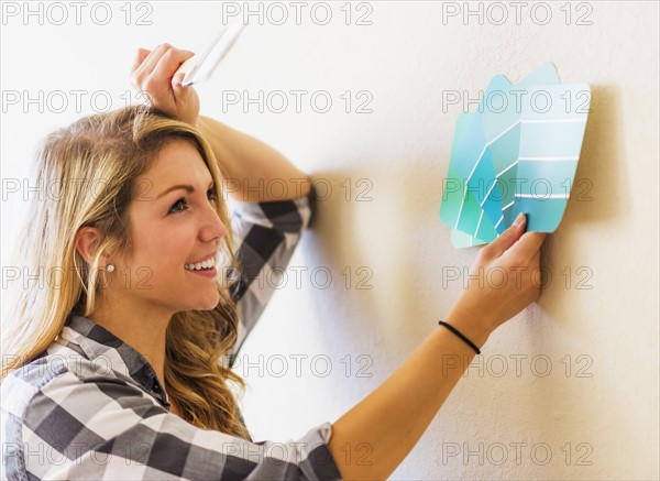 Woman holding color swatch.
Photo : Daniel Grill
