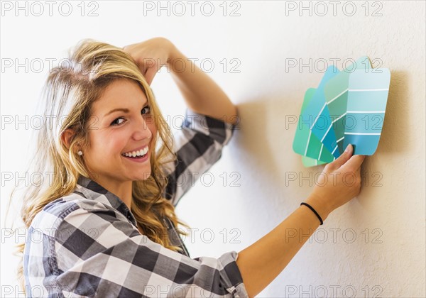 Portrait of woman holding color swatch.
Photo : Daniel Grill