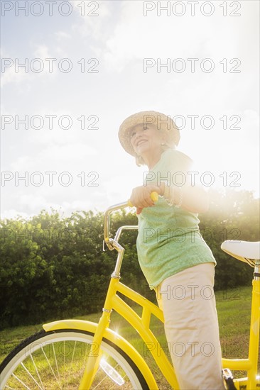 Senior woman on bike.
Photo : Daniel Grill