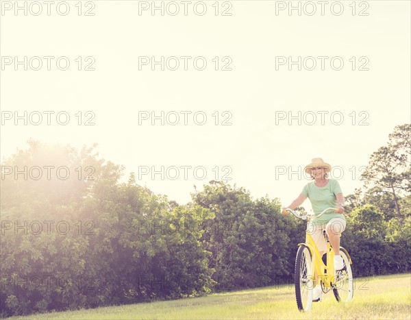 Senior woman on bike.
Photo : Daniel Grill