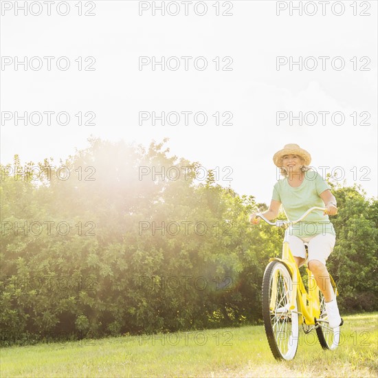 Senior woman on bike.
Photo : Daniel Grill