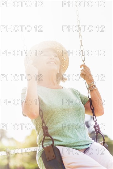 Senior woman on swing.
Photo : Daniel Grill