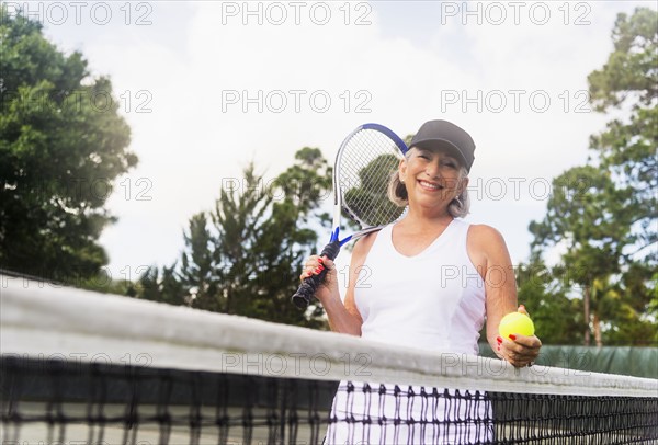 Portrait of senior woman on tennis court.
Photo : Daniel Grill