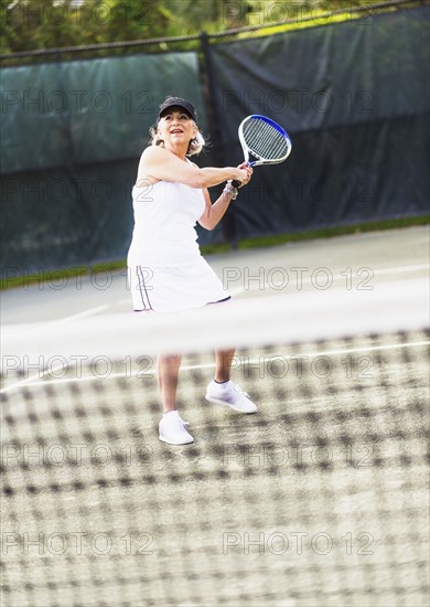 Senior woman playing tennis.
Photo : Daniel Grill