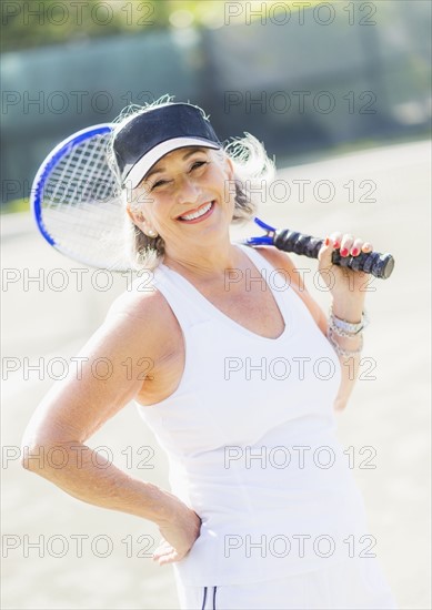 Portrait of senior woman on tennis court.
Photo : Daniel Grill