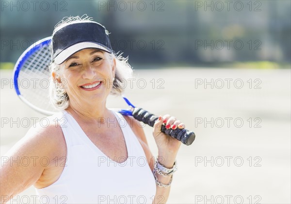 Portrait of senior woman on tennis court.
Photo : Daniel Grill