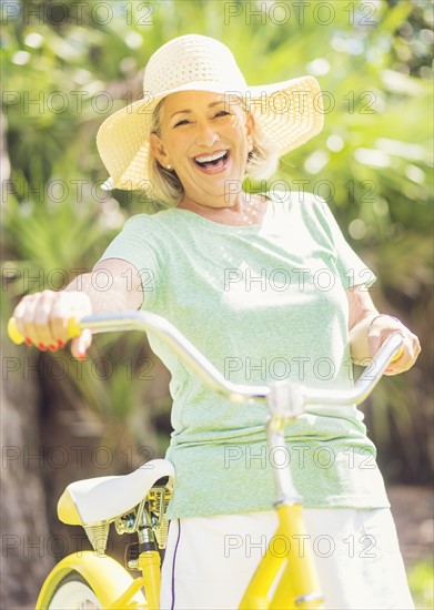 Portrait of woman on bicycle.
Photo : Daniel Grill