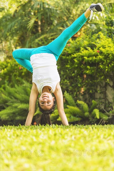 girl (8-9) doing cartwheel on front yard.
Photo : Daniel Grill