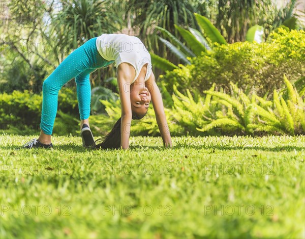 girl ( 8-9) doing back bend.
Photo : Daniel Grill