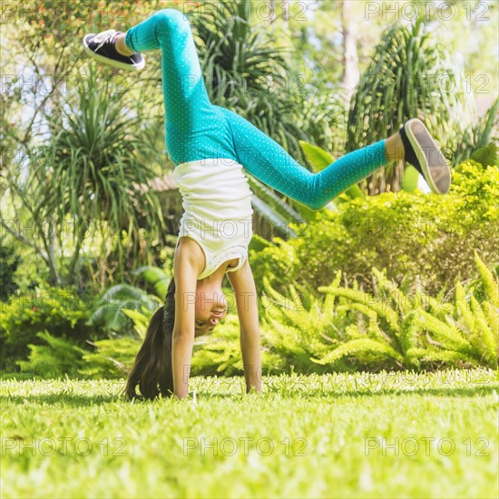 girl (8-9) doing cartwheel on front yard.
Photo : Daniel Grill