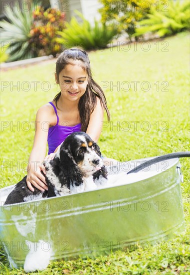 girl (8-9) bathing dog.
Photo : Daniel Grill