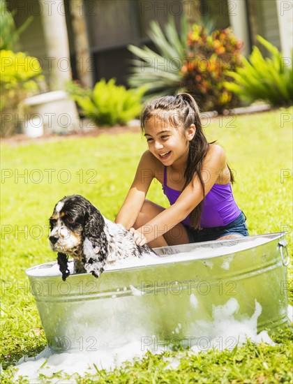 girl (8-9) bathing dog.
Photo : Daniel Grill