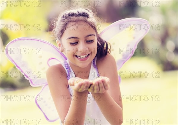 girl (8-9) holding fairy dust in hands.
Photo : Daniel Grill
