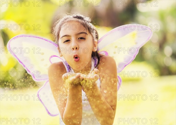 girl (8-9) blowing fairy dust.
Photo : Daniel Grill