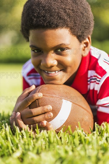 Portrait of boy (6-7) with ball.
Photo : Daniel Grill