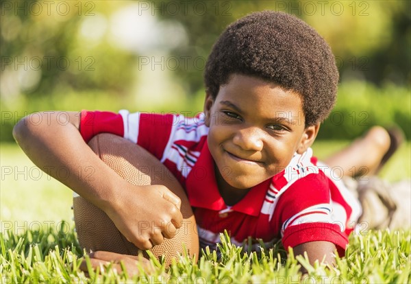 Portrait of boy (6-7) with ball.
Photo : Daniel Grill