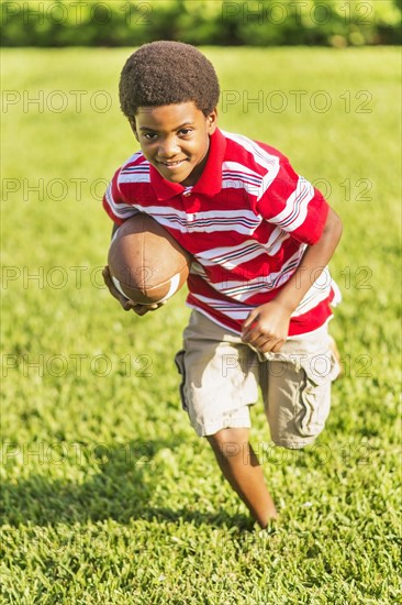 boy (6-7) playing football.
Photo : Daniel Grill