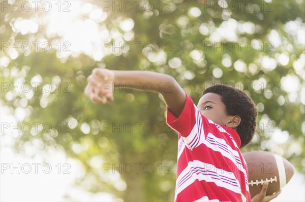 boy (6-7) playing football.
Photo : Daniel Grill
