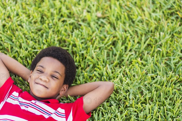 boy (6-7) lying on grass.
Photo : Daniel Grill