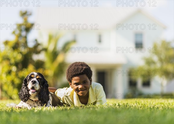 Portrait of boy (6-7) with dog.
Photo : Daniel Grill