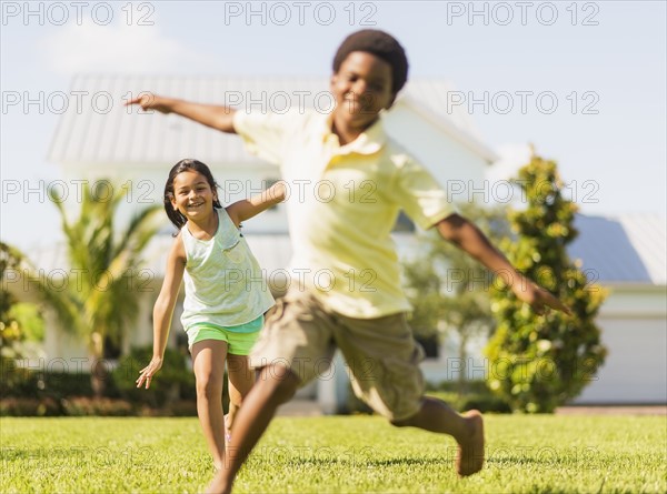 girl (8-9) and boy (6-7) playing on front yard.
Photo : Daniel Grill