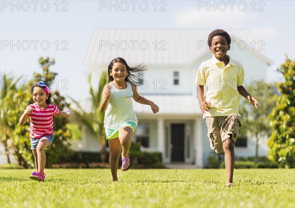 Girls( 4-5, 8-9) and boy (6-7) playing on front yard.
Photo : Daniel Grill