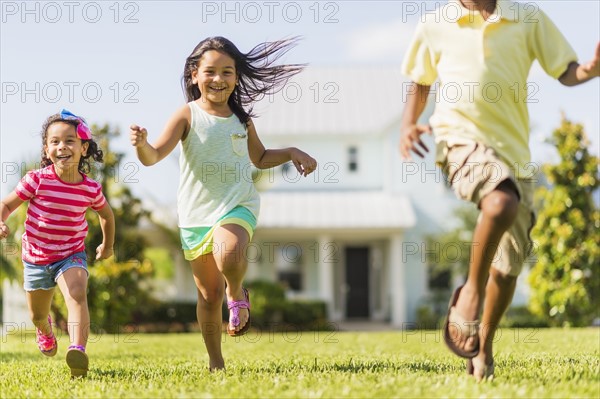 Girls( 4-5, 8-9) and boy (6-7) playing on front yard.
Photo : Daniel Grill