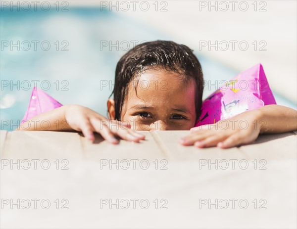 Portrait of girl ( 4-5) with water wings.
Photo : Daniel Grill