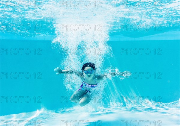 girl ( 8-9) swimming.
Photo : Daniel Grill