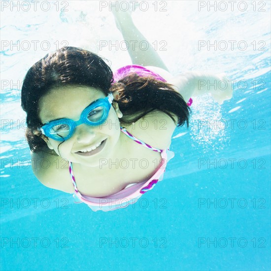 girl ( 8-9) swimming.
Photo : Daniel Grill