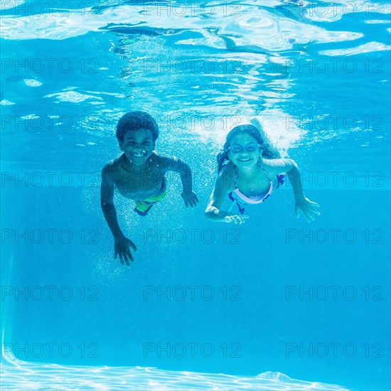 Girl and boy ( 6-7, 8-9) swimming.
Photo : Daniel Grill