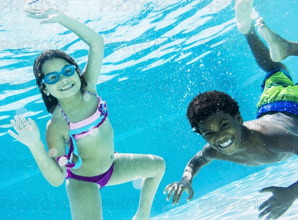 Girl and boy ( 6-7, 8-9) swimming.
Photo : Daniel Grill