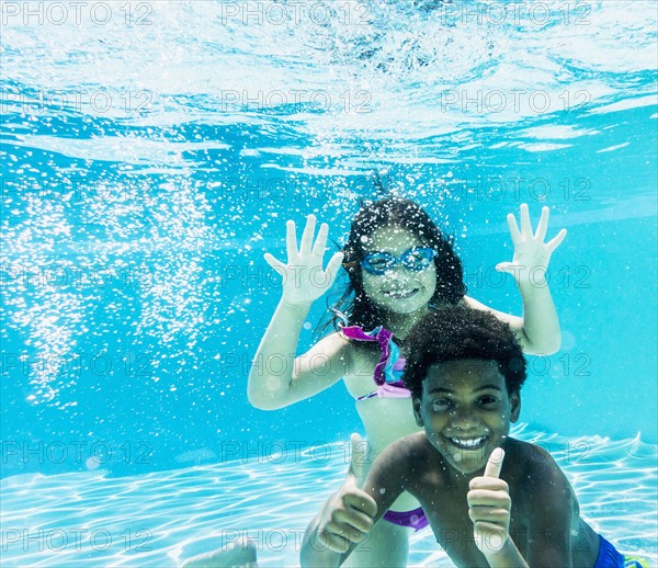 Girl and boy ( 6-7, 8-9) swimming.
Photo : Daniel Grill