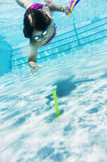 girl ( 8-9) swimming.
Photo : Daniel Grill