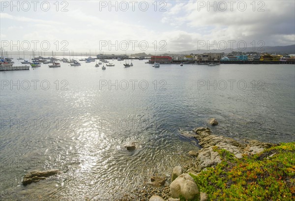 View of tranquil bay on sunny day.
Photo : Tetra Images