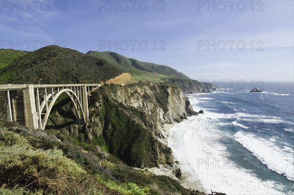 Coastline with bridge.
Photo : Tetra Images