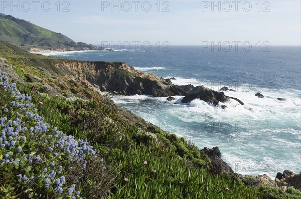 Rocky coastline.
Photo : Tetra Images