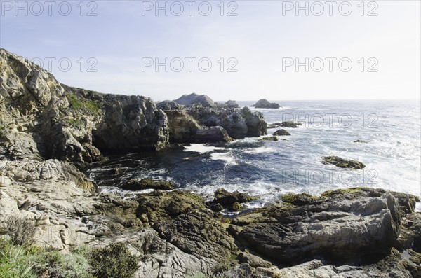 Big SurRocky shore.
Photo : Tetra Images